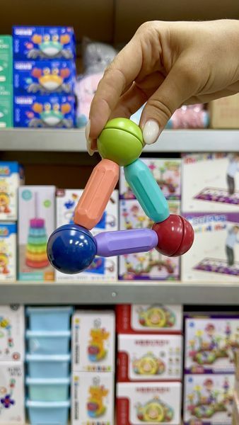 Магнітний дитячий конструктор палички та кульки, 84 деталі в зручному боксі 125 фото